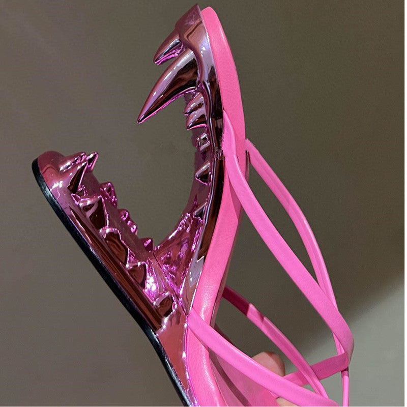 Sandales à talons en métal avec fang creux