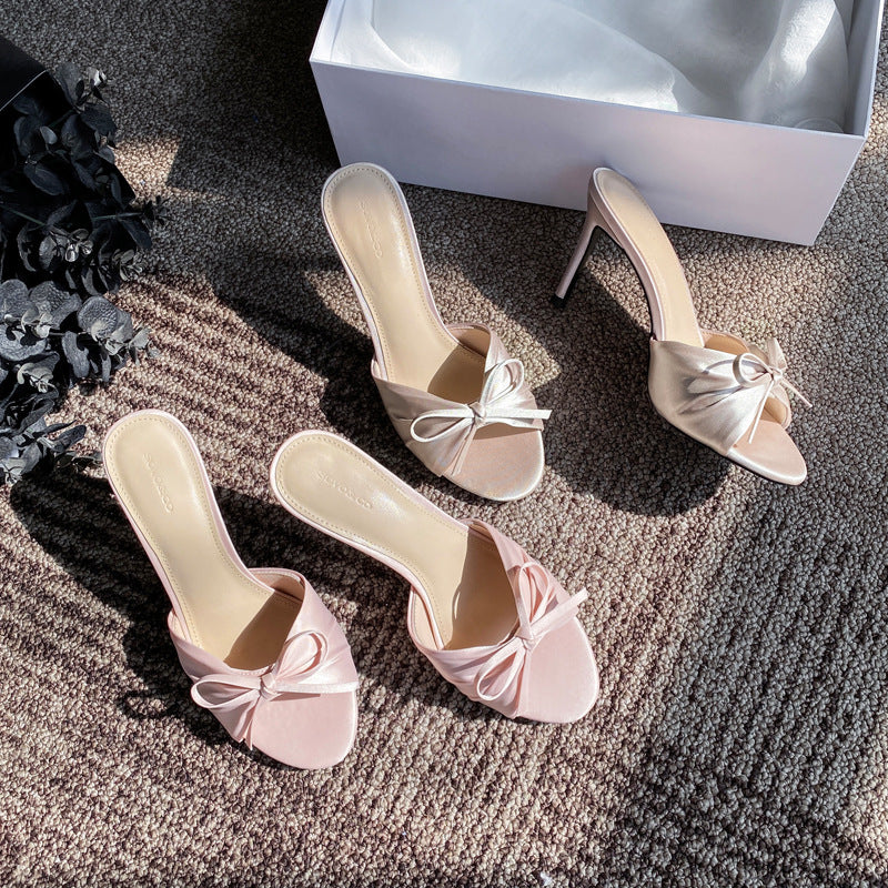 Chaussures :Sandales a talons hauts, bout rond et bout ouvert, ornees d'un neud papillon, style feerique et polyvalent.