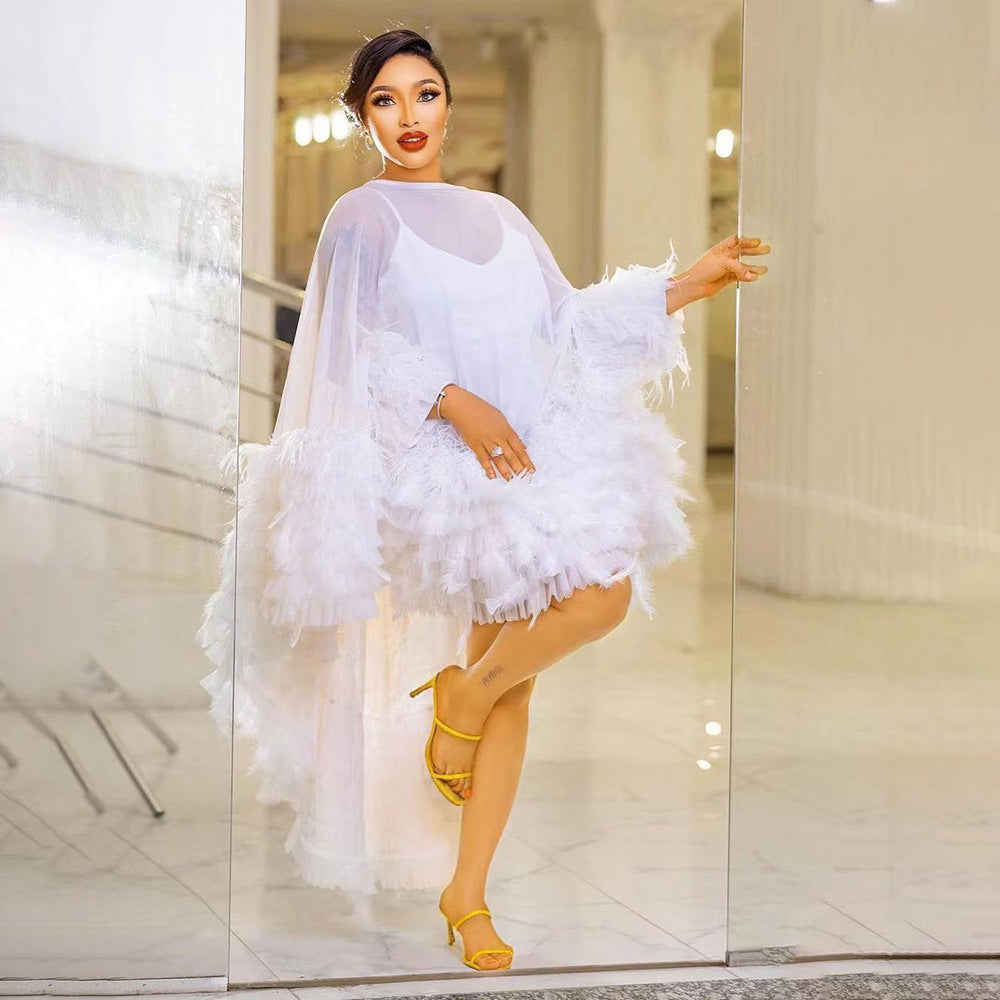 Robe élégante en résille et plumes