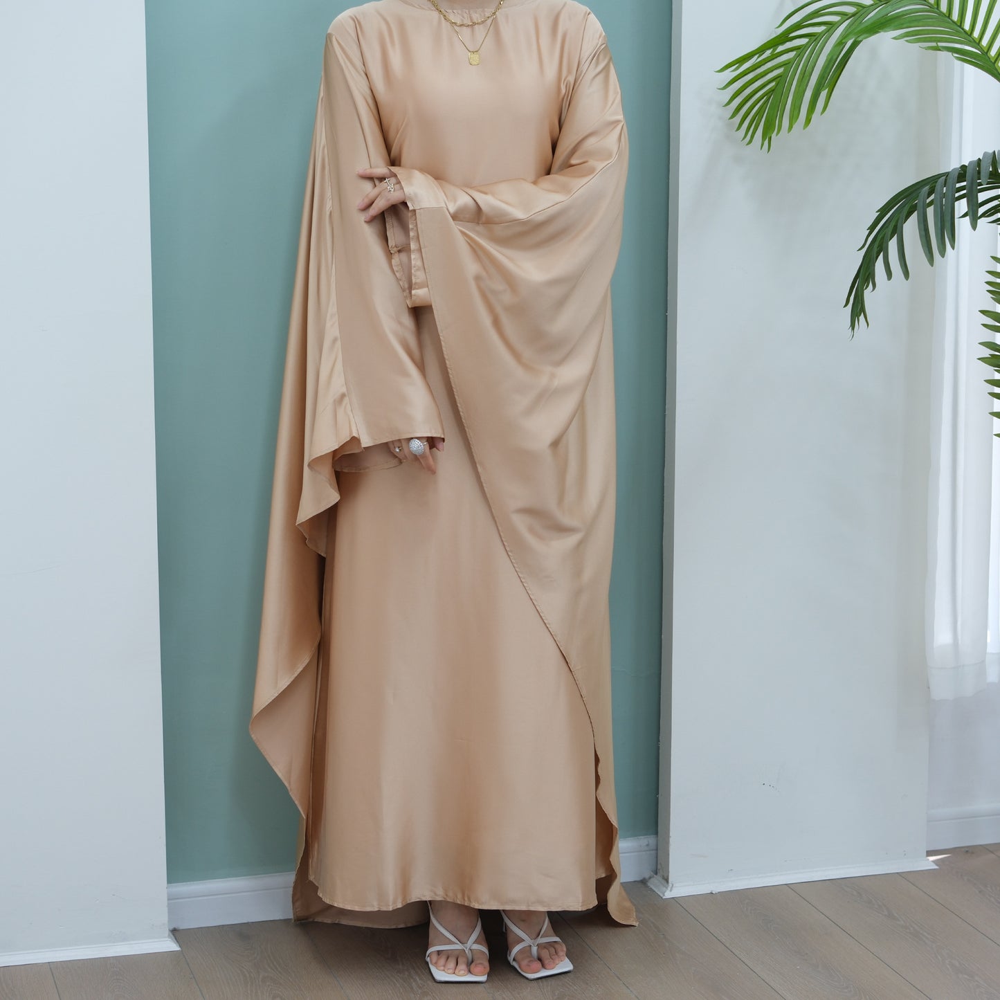 Robe longue en satin avec ceinture intégrée