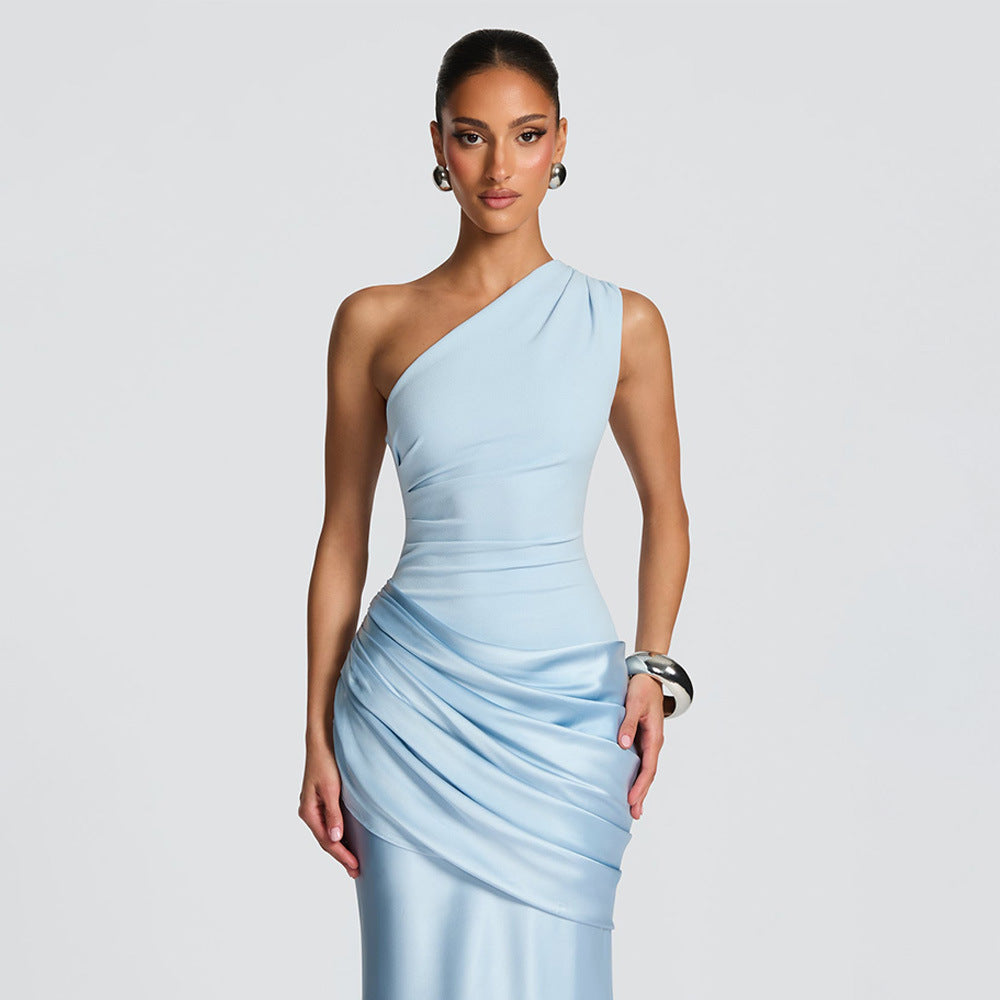Robe longue en satin plissé à une épaule