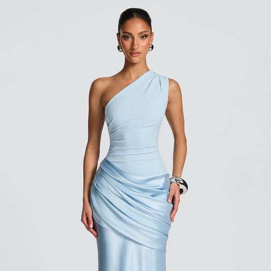 Robe longue en satin plissé à une épaule