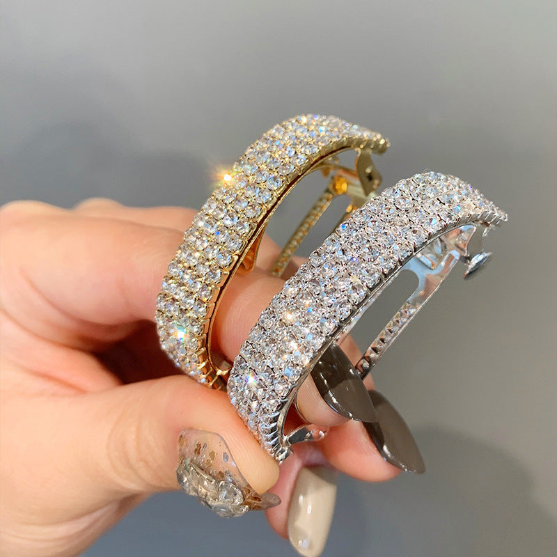 Une �pingle � cheveux incrust�e de diamants � l'arri�re de la t�te pour un look �l�gant