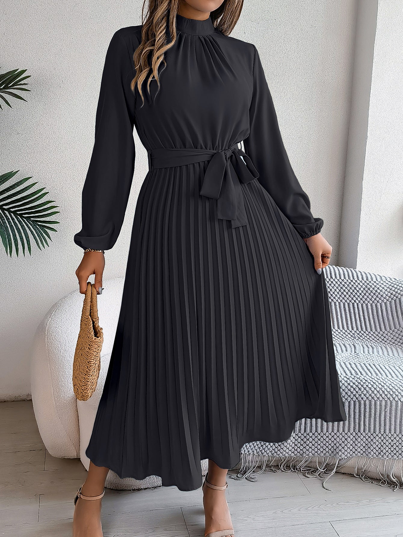 Robe longue plissée élégante à col montant
