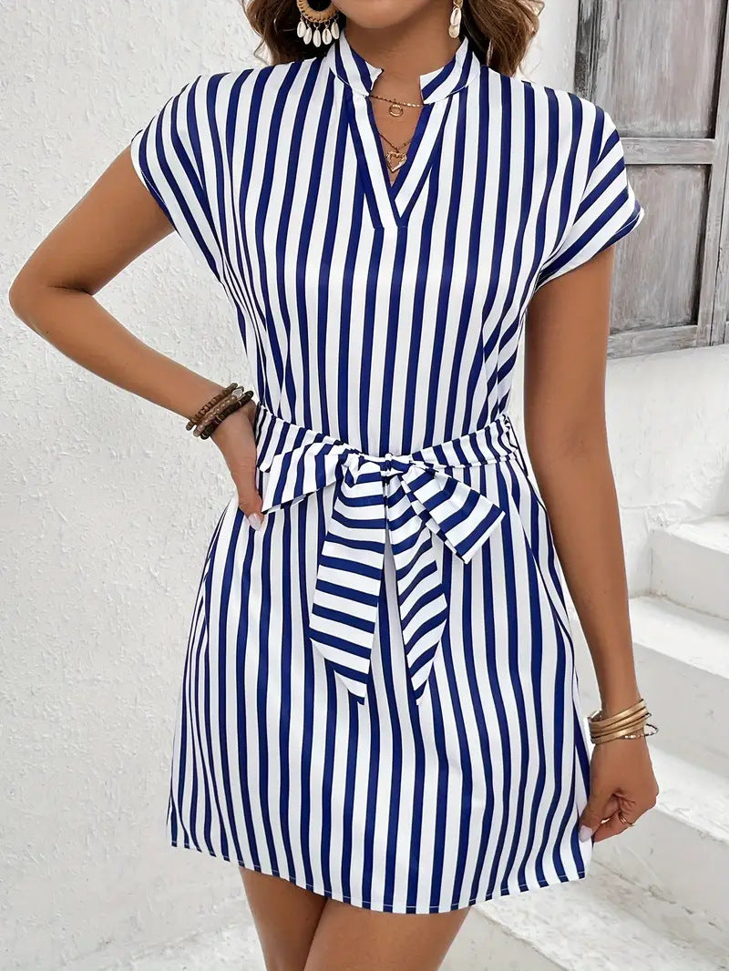 Robe rayée sans manches pour femmes avec ceinture