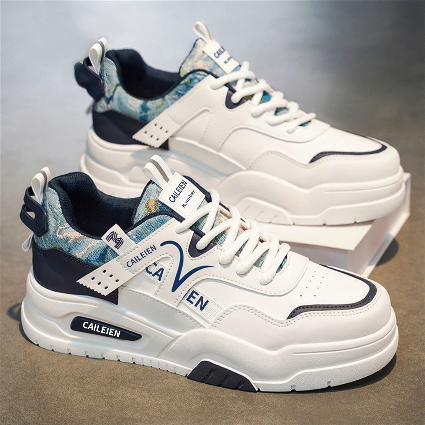 Petites chaussures blanches à semelle épaisse