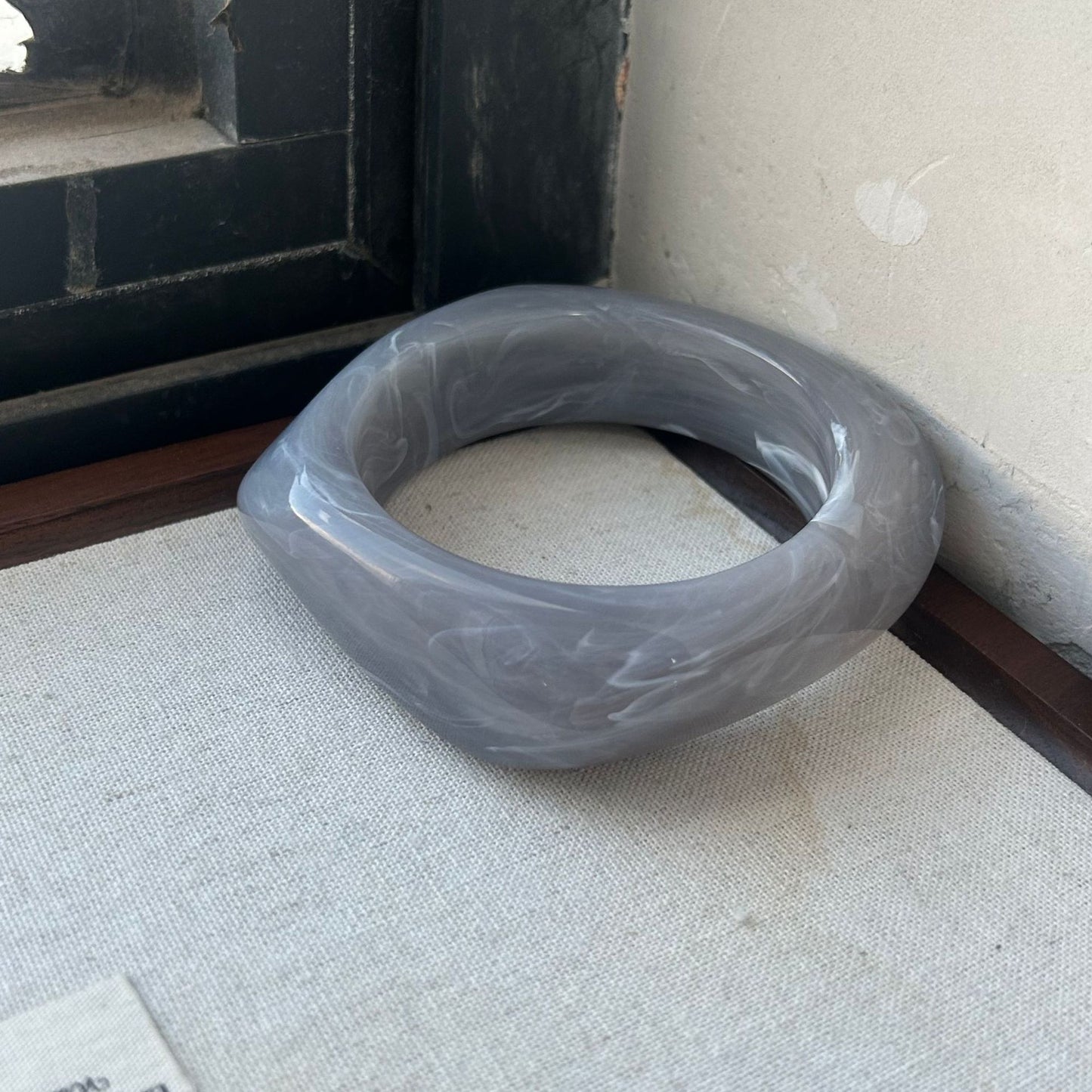 Bracelet géométrique irrégulier en résine pour femme