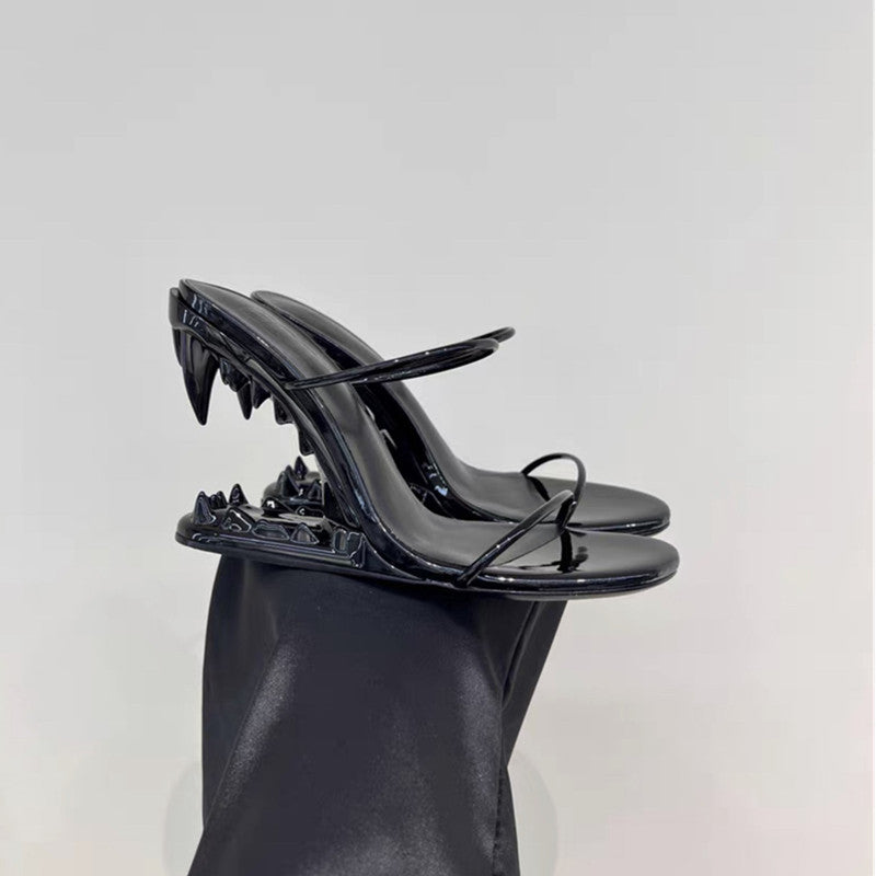 Sandales à talons en métal avec fang creux