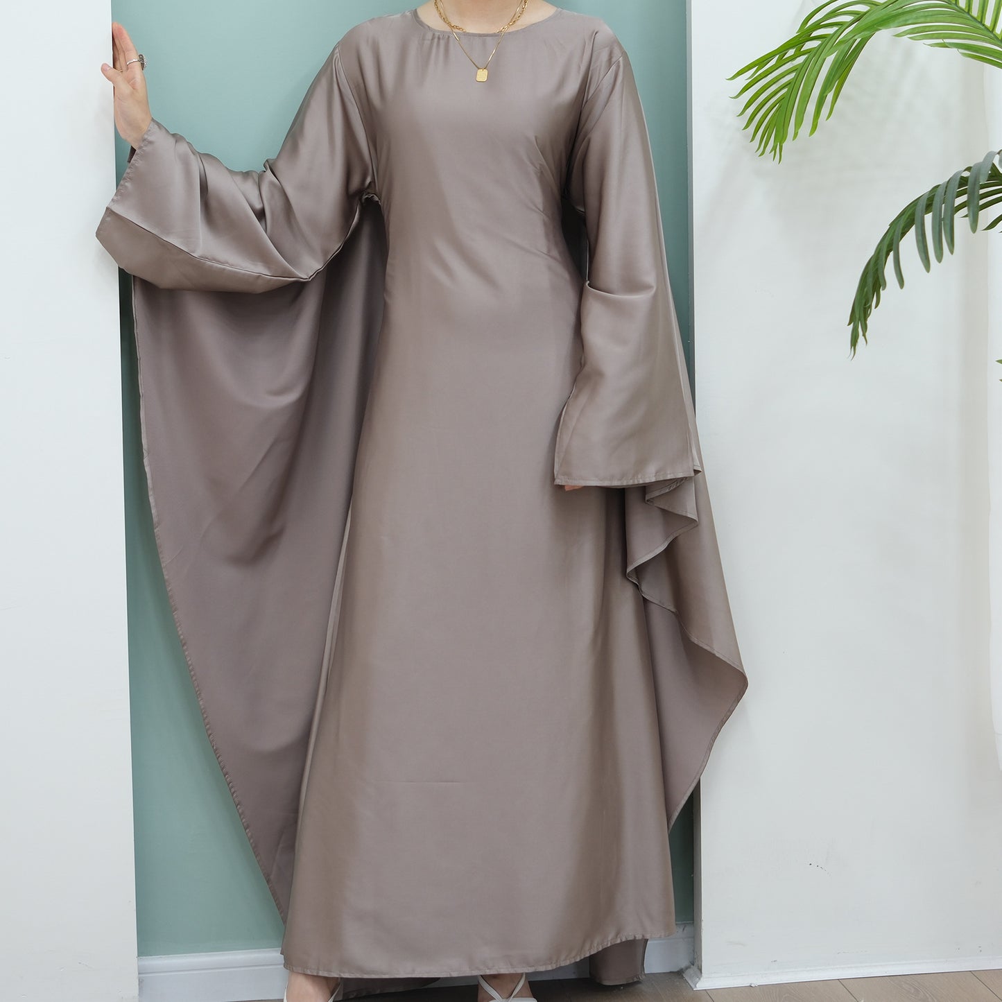 Robe longue en satin avec ceinture intégrée