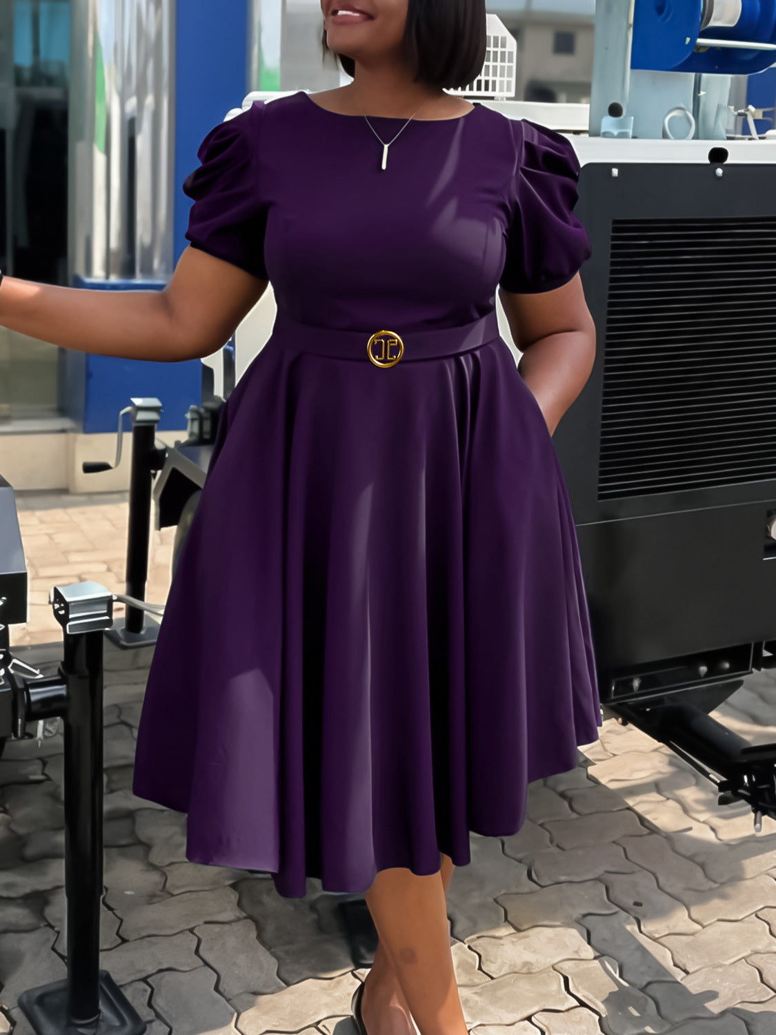 Robe élégante trapèze à manches bouffantes avec ceinture