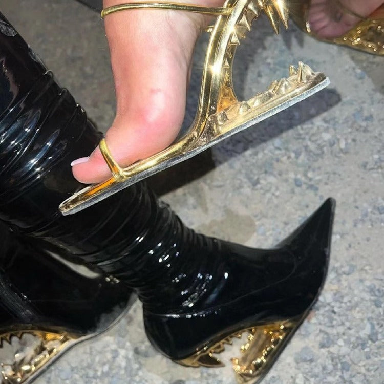 Sandales à talons en métal avec fang creux