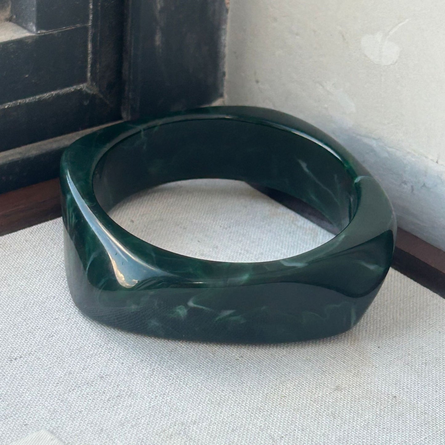 Bracelet géométrique irrégulier en résine pour femme