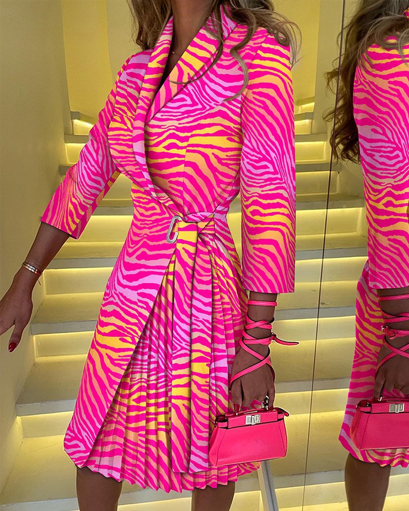 Robe à col en V avec taille plissée et ceinture