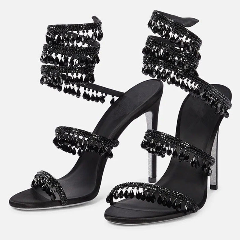 des chaussures à brides et bout ouvert pour défiler sur le podium