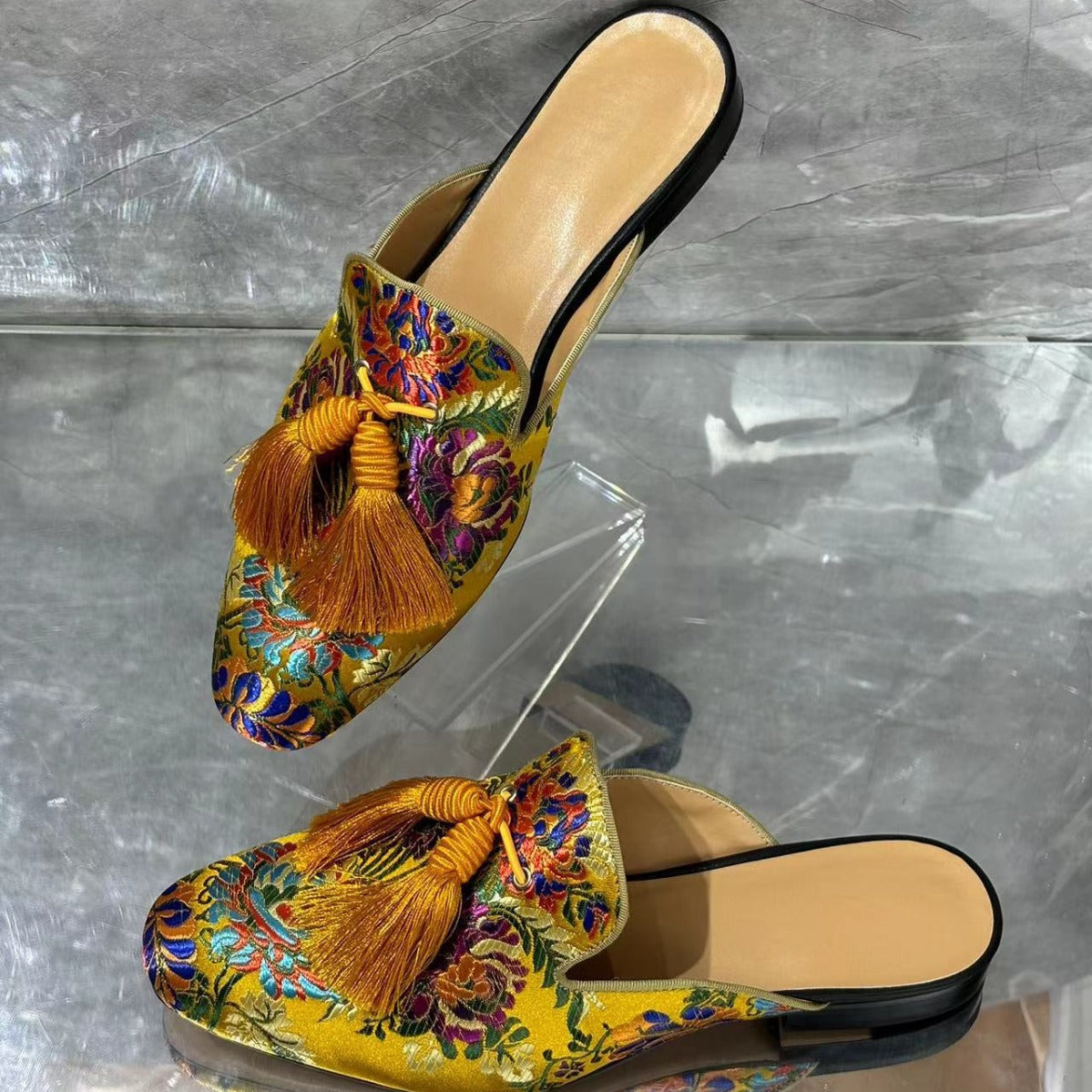 Chaussons pour hommes à pampilles avec broderie et doublure en peau de mouton