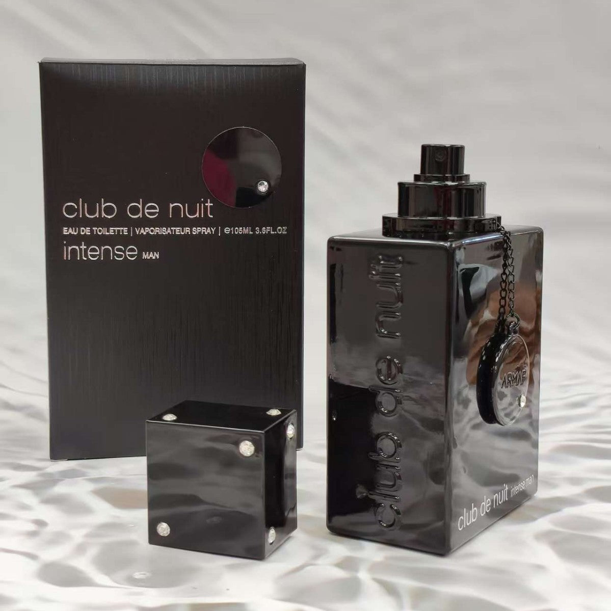 Le parfum pour hommes a une fragrance longue durée