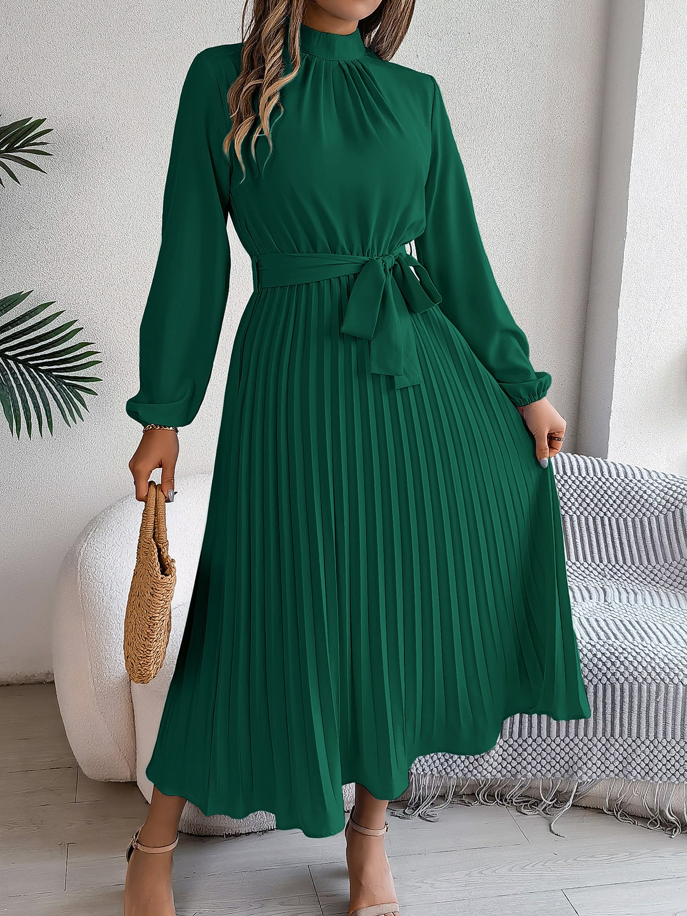 Robe longue plissée élégante à col montant