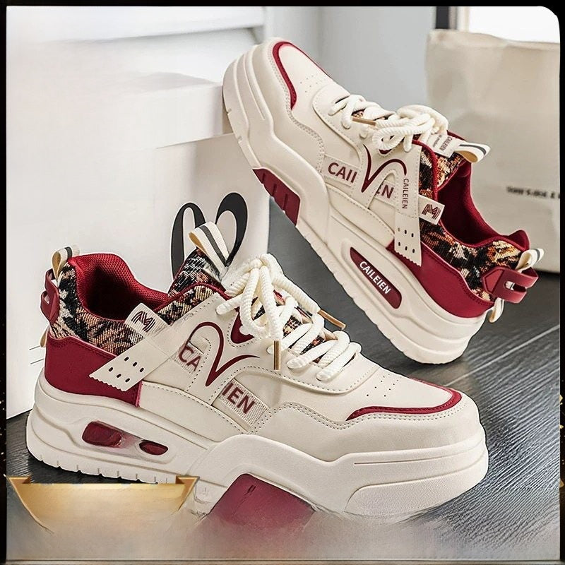 Petites chaussures blanches à semelle épaisse