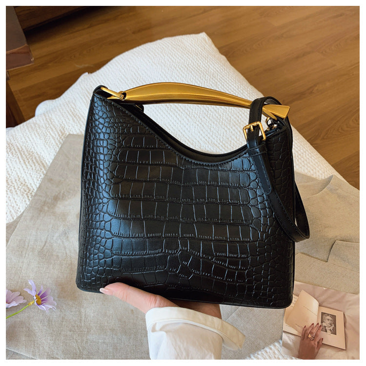Sac seau à motif crocodile texturé