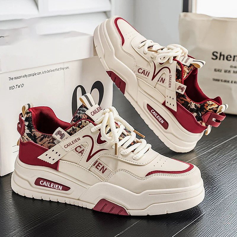 Petites chaussures blanches à semelle épaisse