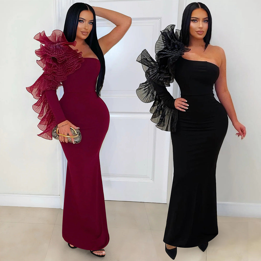 Robe maxi plissée à épaules asymétriques