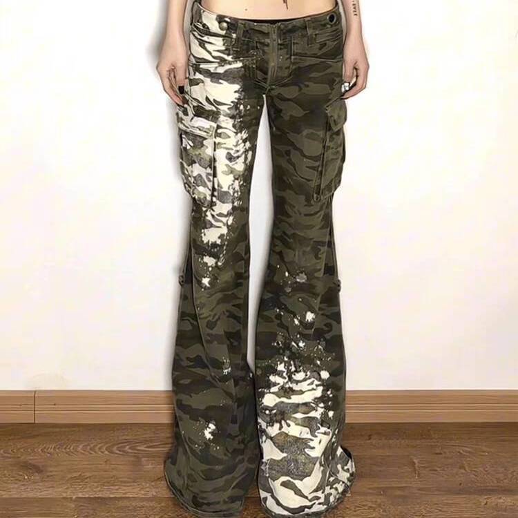 Salopette en jean camouflée au spray rétro