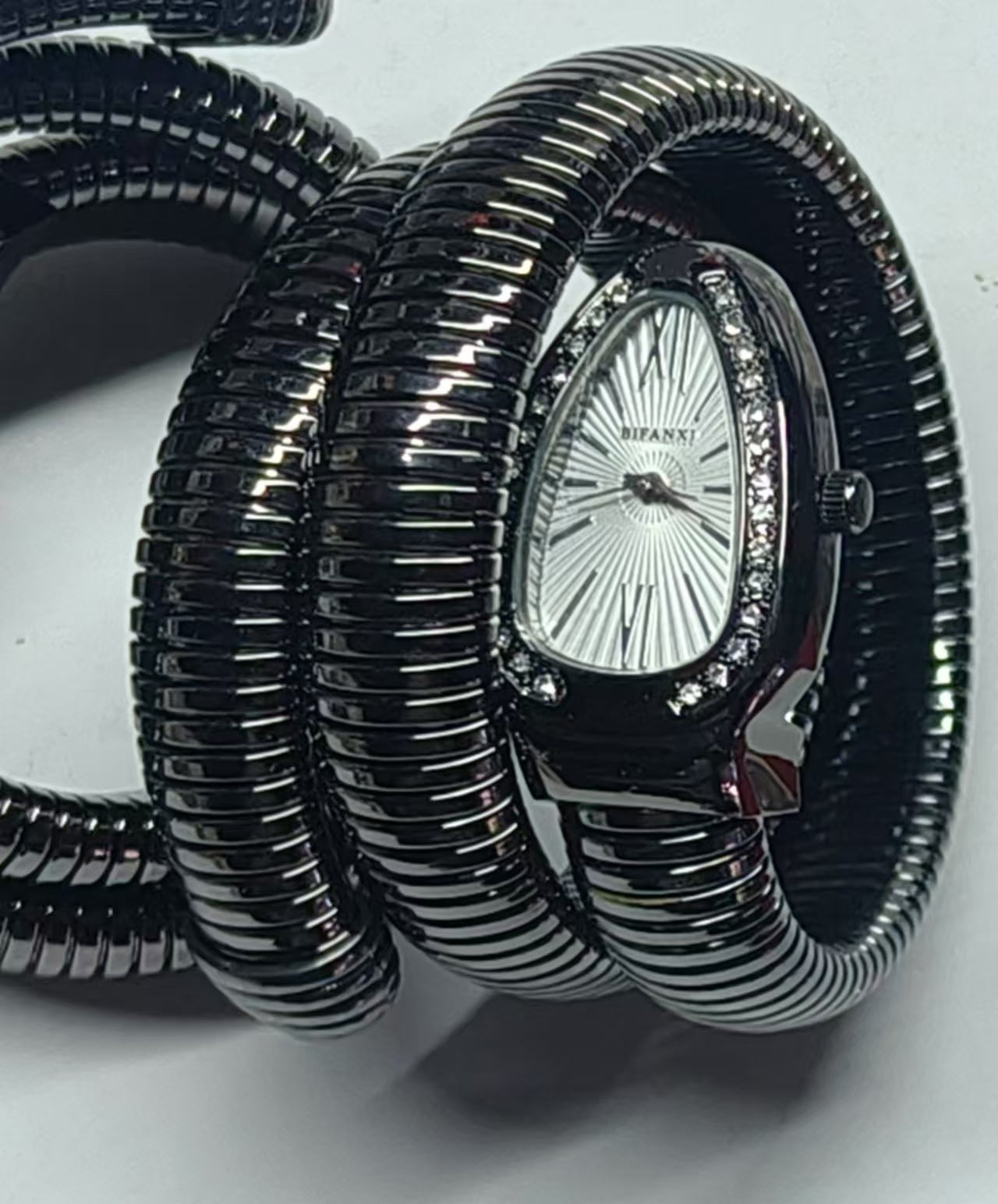 Montre en quartz bracelet serpent à la mode