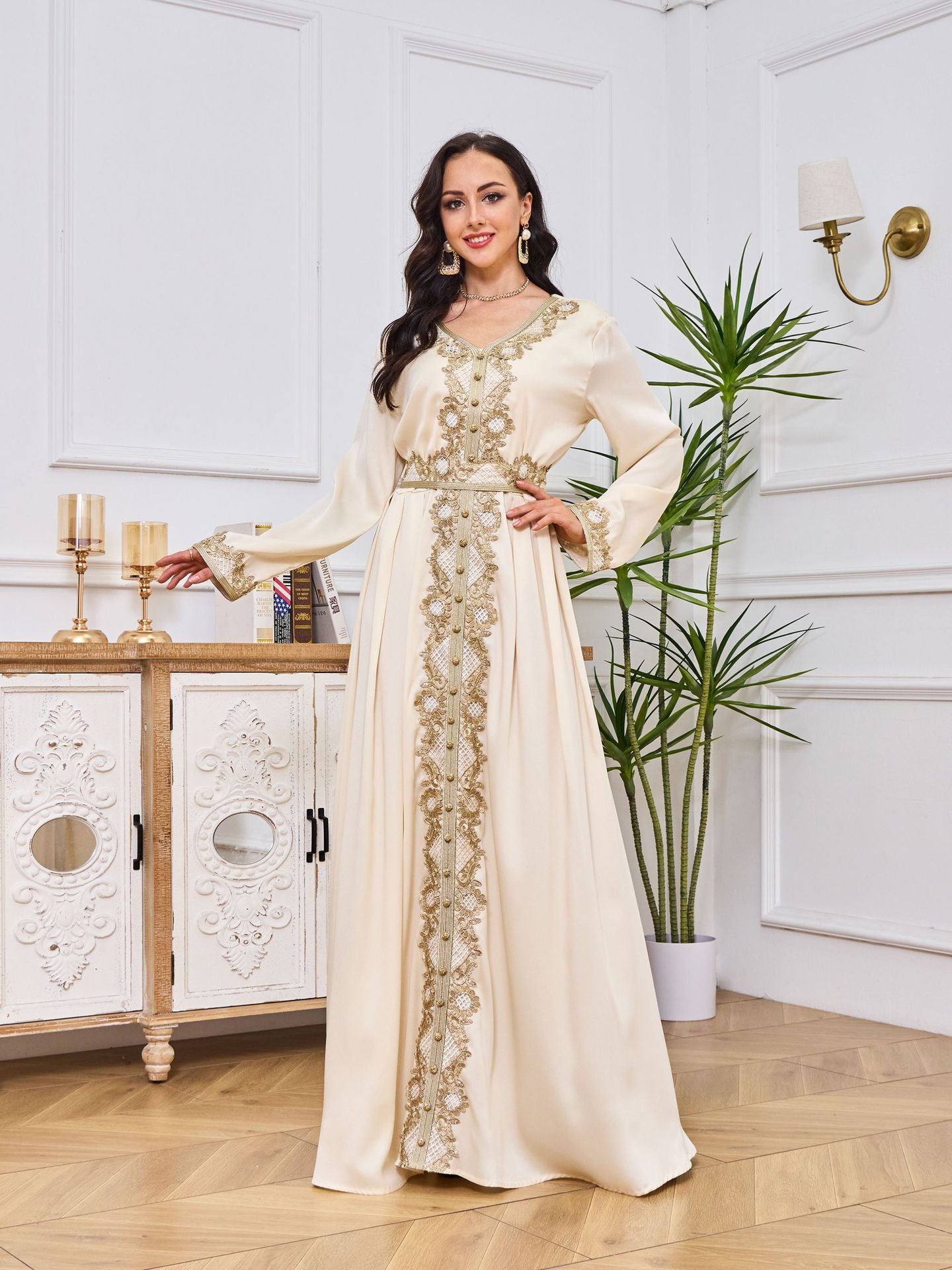 Robe abaya brodée à manches longues et ourlet à volants