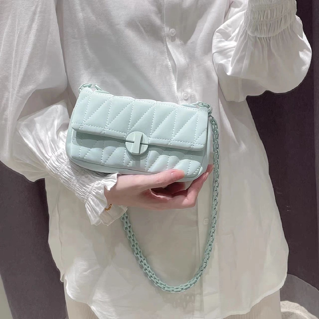 Sac bandoulière matelassé à chaîne
