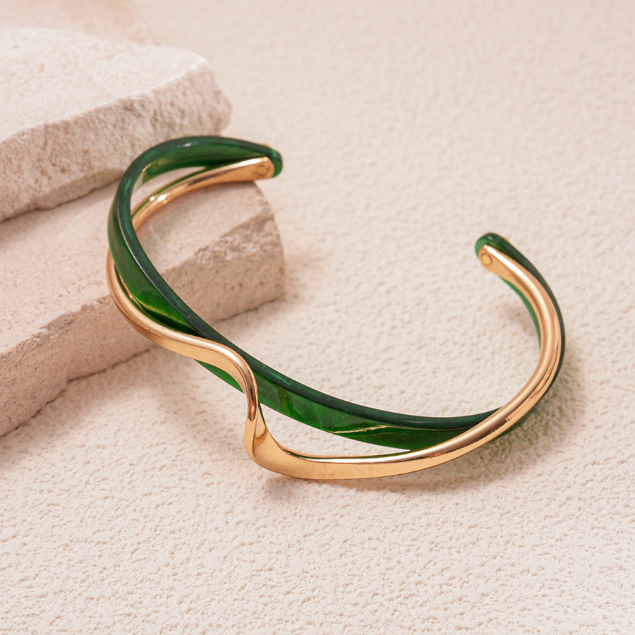 Bracelet ouvert en résine à motif vagues irrégulières