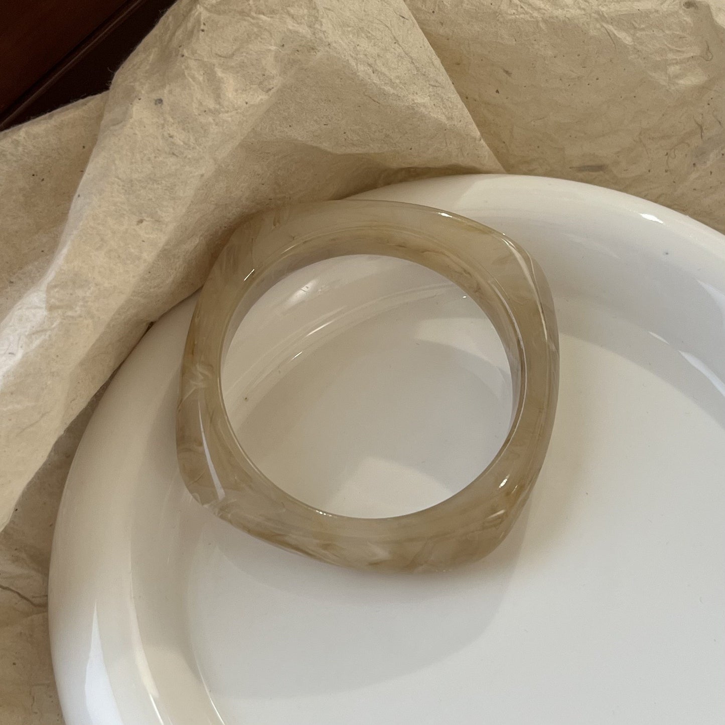 Bracelet géométrique irrégulier en résine pour femme