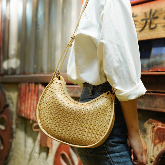 Sac a main en cuir tressa en forme de croissant