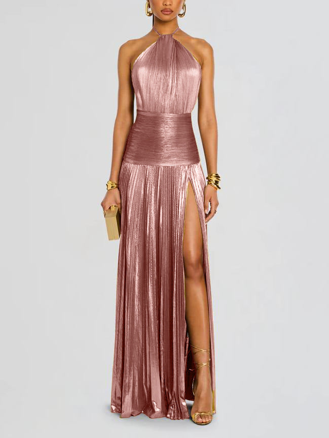 Robe longue métallique plissée à col licou avec fente et dos nu