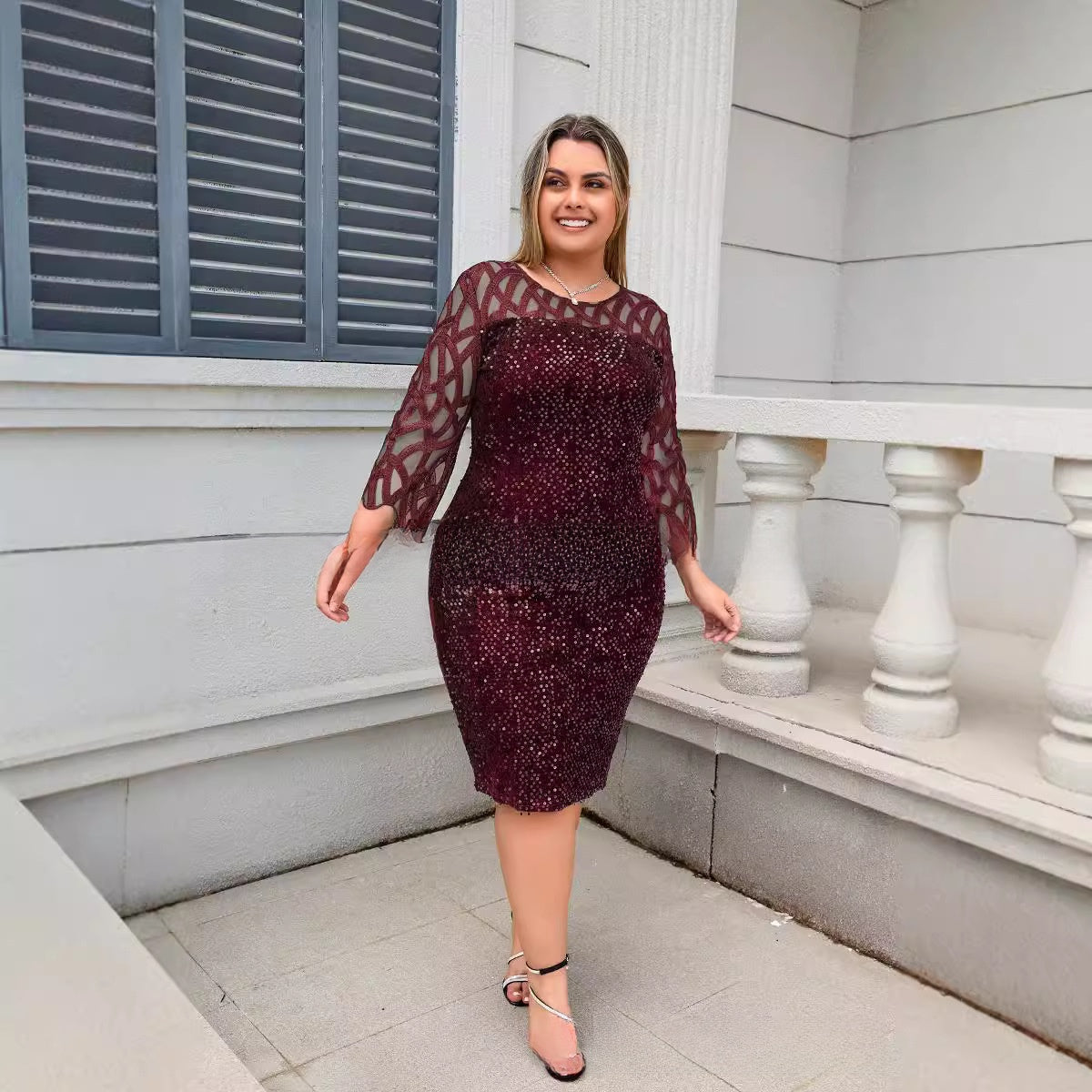 Habit :Robe élégante à sequins et empiècements en résille