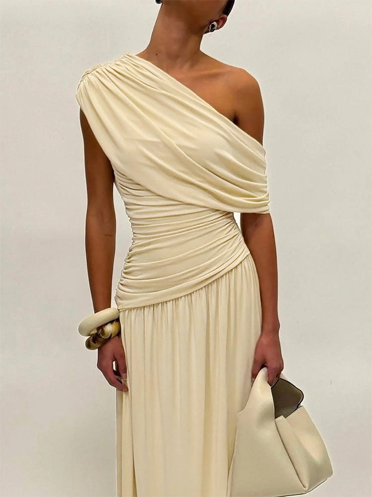 Robe plissée à encolure asymétrique