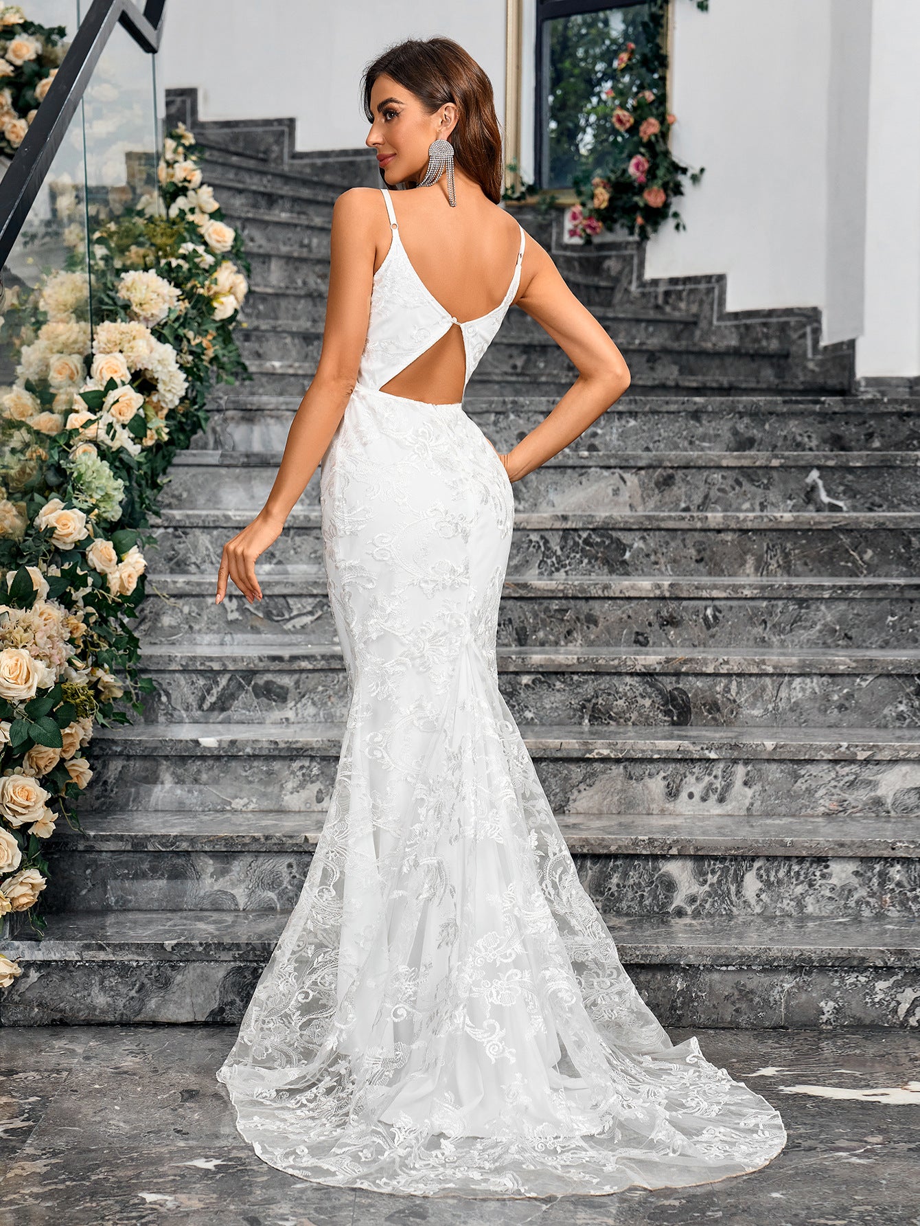Robe Moulante en Broderie Élégante