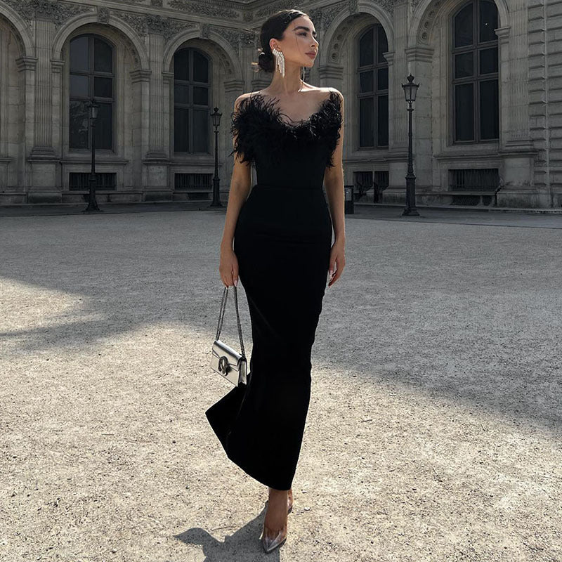 Robe moulante pour femme avec col en plumes