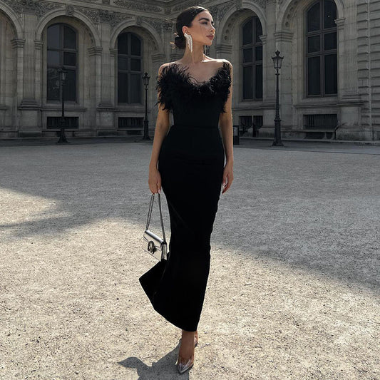 Robe moulante pour femme avec col en plumes