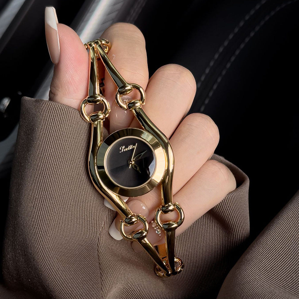 Montre femme quartz au design creux