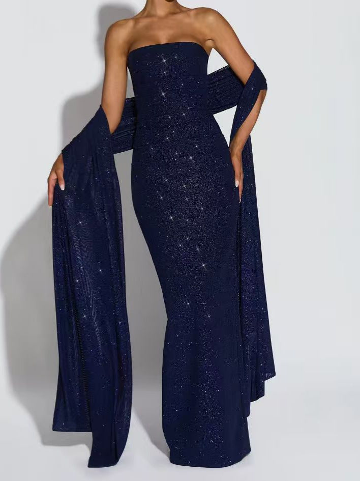 Robe moulante à paillettes et épaules dénudées