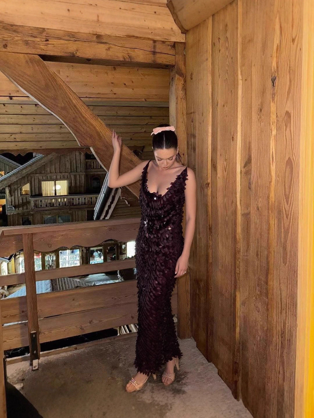 Robe longue dos nu à sequins