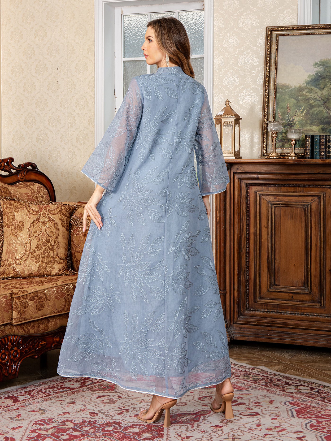 Robe longue en maille brodée avec sequins