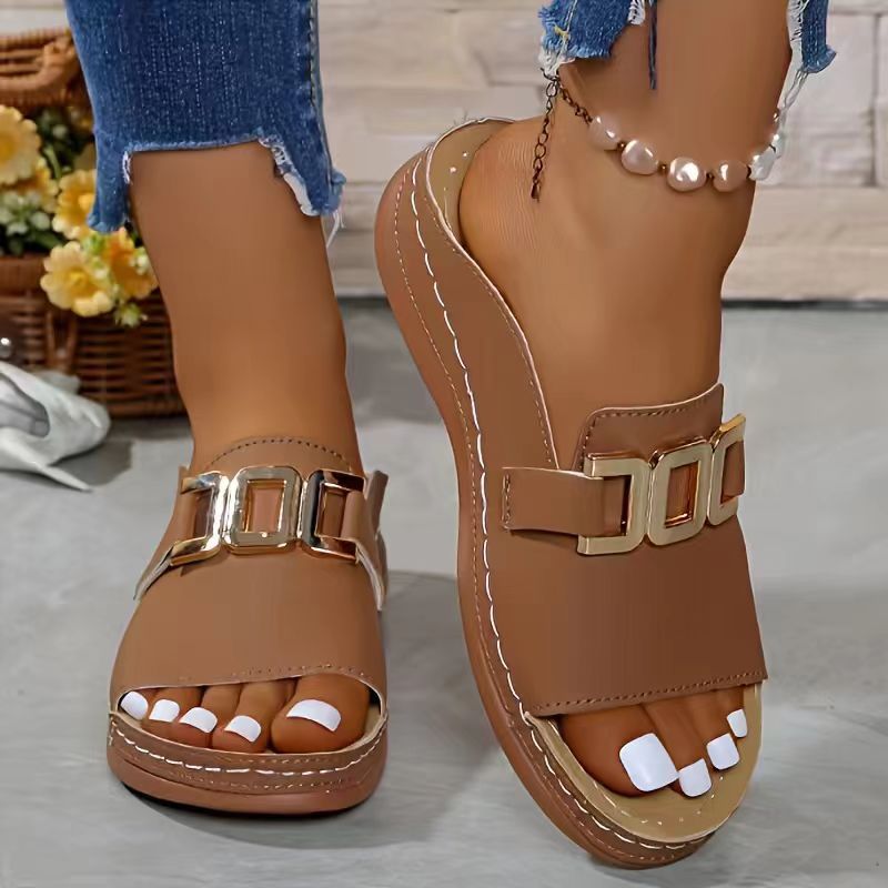 Sandales minimalistes au style décontracté et à la mode, avec des boucles en métal