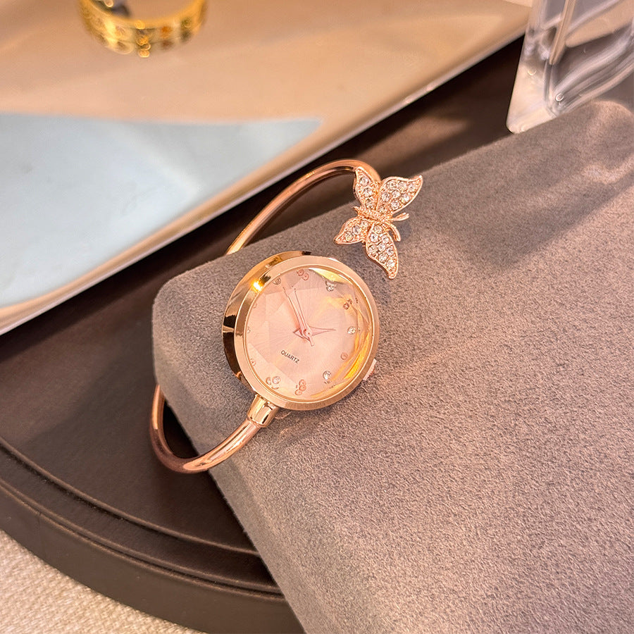 Montre en quartz à bracelet ouvert avec incrustation de diamants