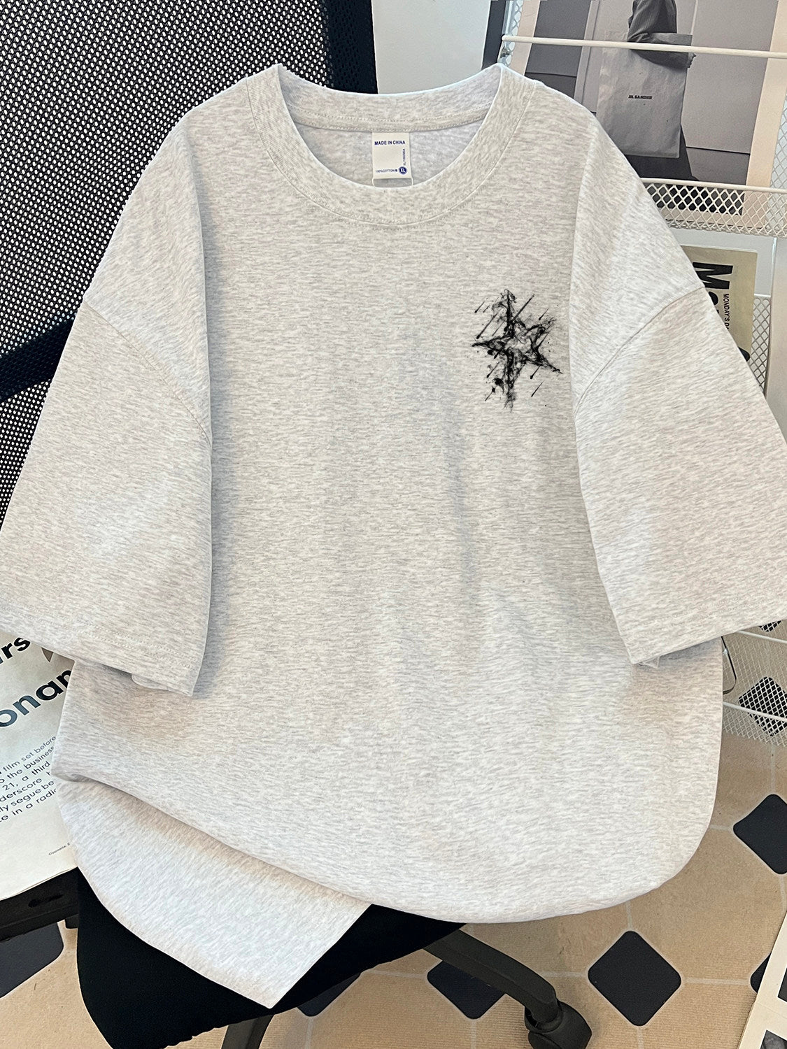 T-shirt en coton imprimé à épaules tombantes