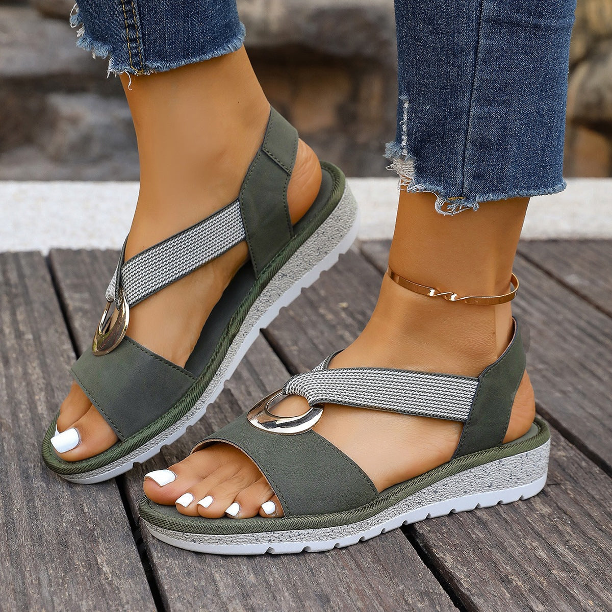 Sandales compensées pour femmes avec boucle en métal