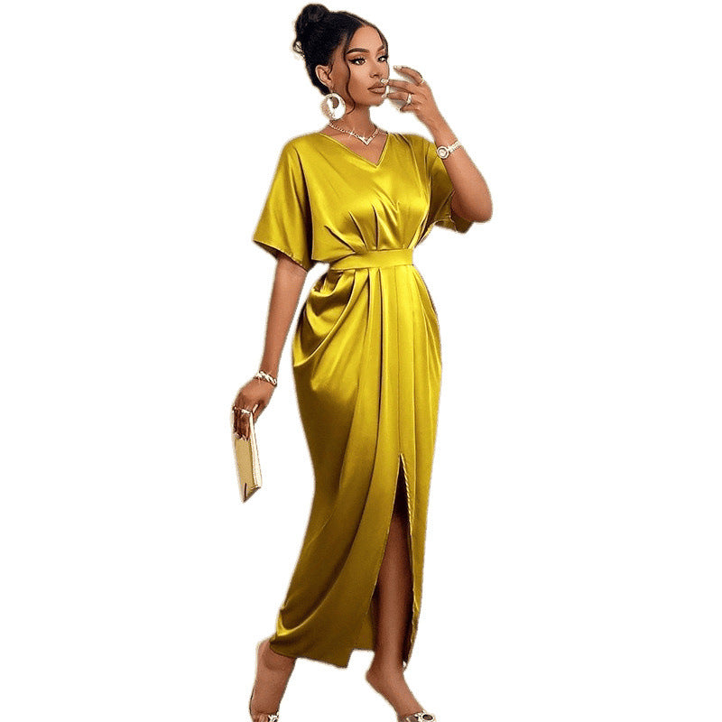 Robe élégante fendue à taille haute et col en V