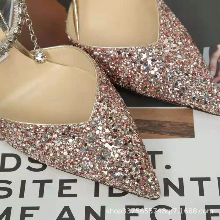 Des femmes en tongs