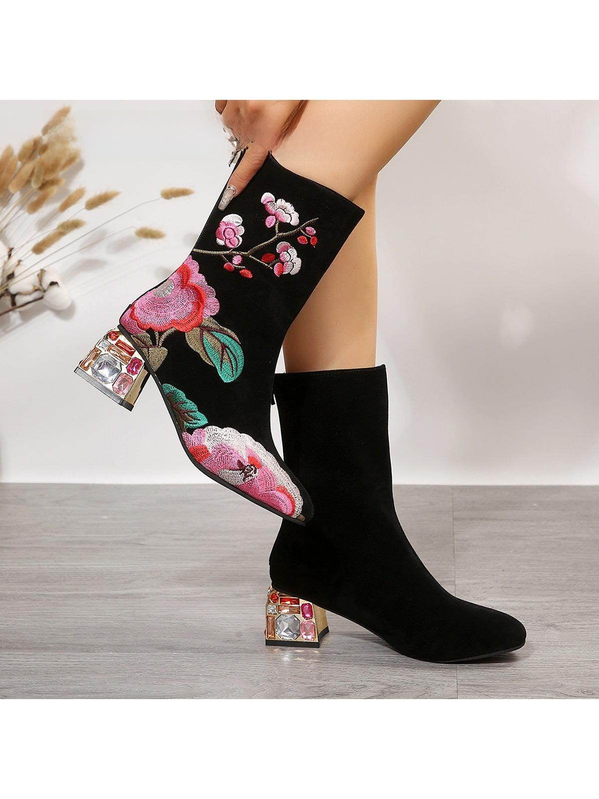Bottes en cuir brodées à talon moyen
