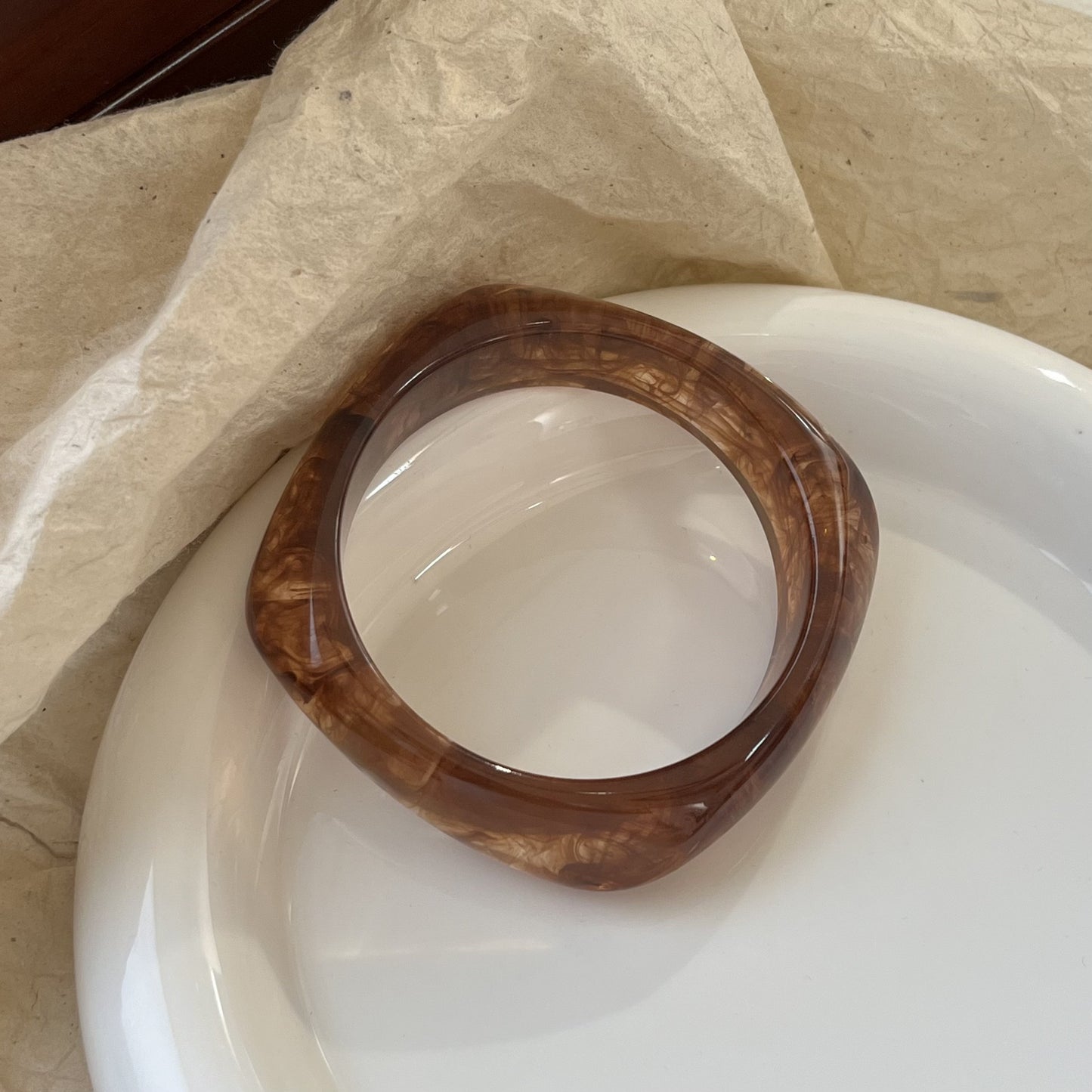 Bracelet géométrique irrégulier en résine pour femme